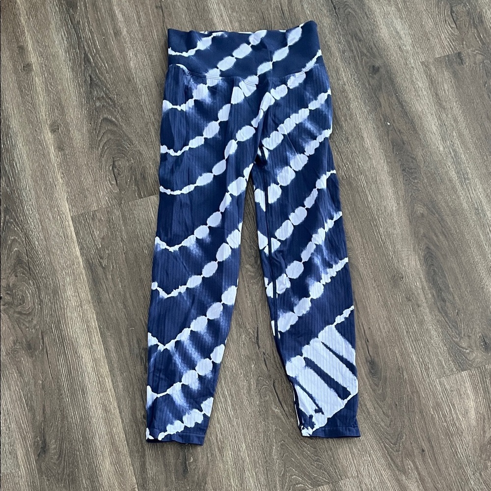 PINK Victoria's Secret Blue and White Tie-Dye Leggings- Size Medium